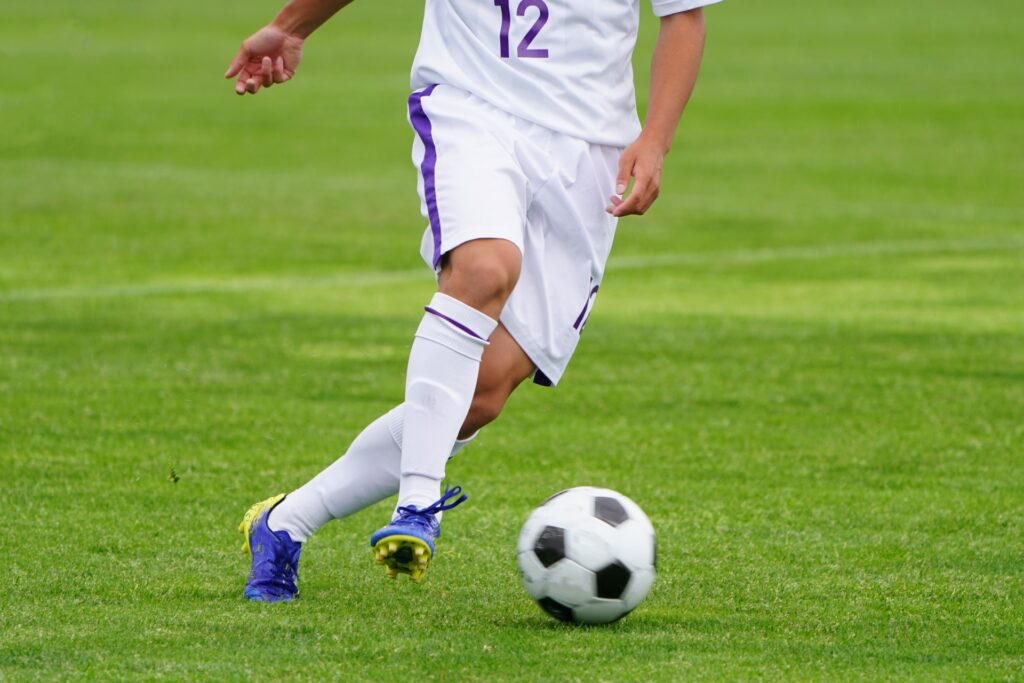 サッカーをしている男性